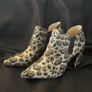 Women’s Antonio Melani Maxine Booties Size 7.